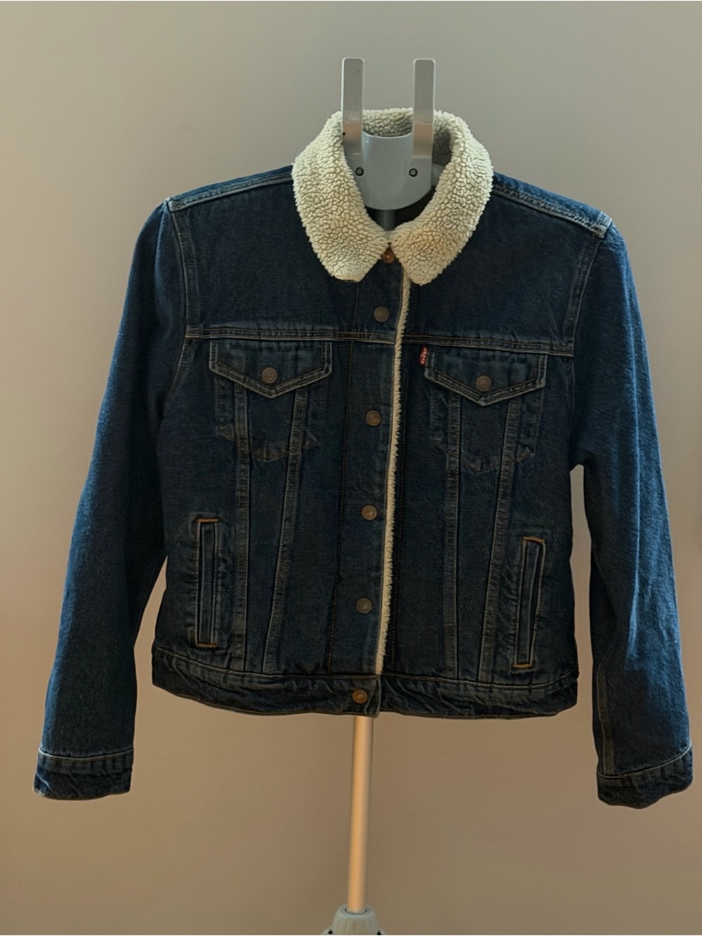 Levi’s Men’s Sherpa-Lined Denim Trucker Jacket – Size M - Picture 5 of 13